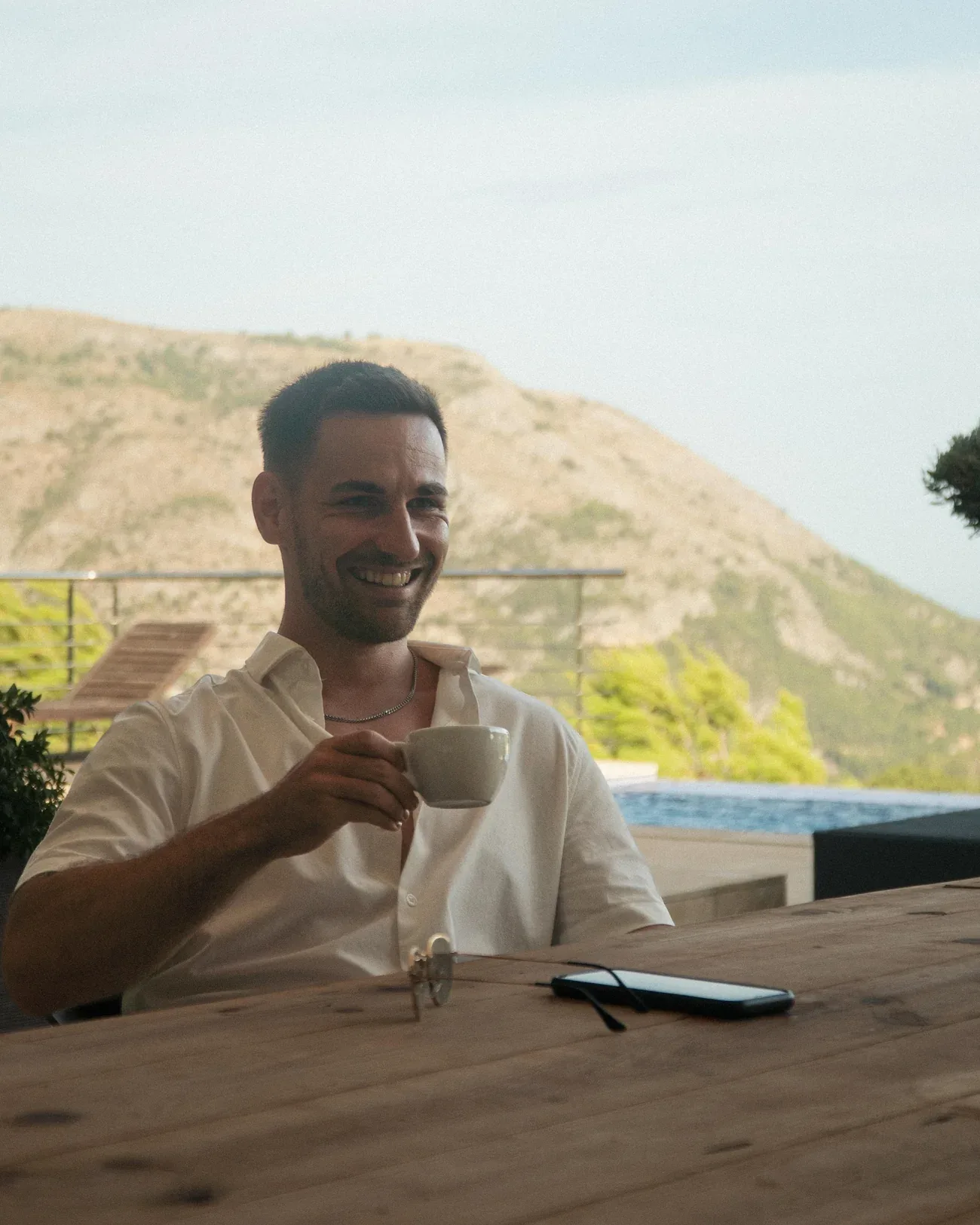 Lorenz Edlinger im Gespräch am Tisch
