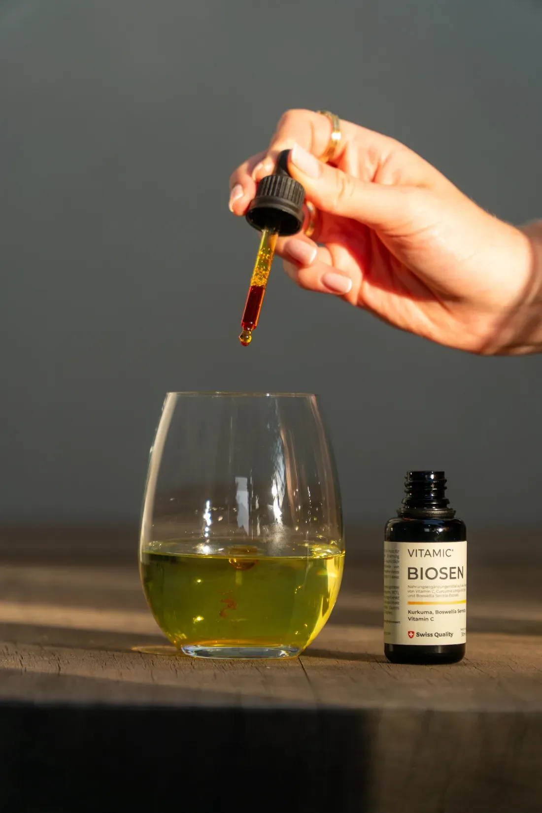 Eigene Produktaufnahme für VITAMIC: BIOSEN wird aus der Pipette in ein Glas Wasser gegeben